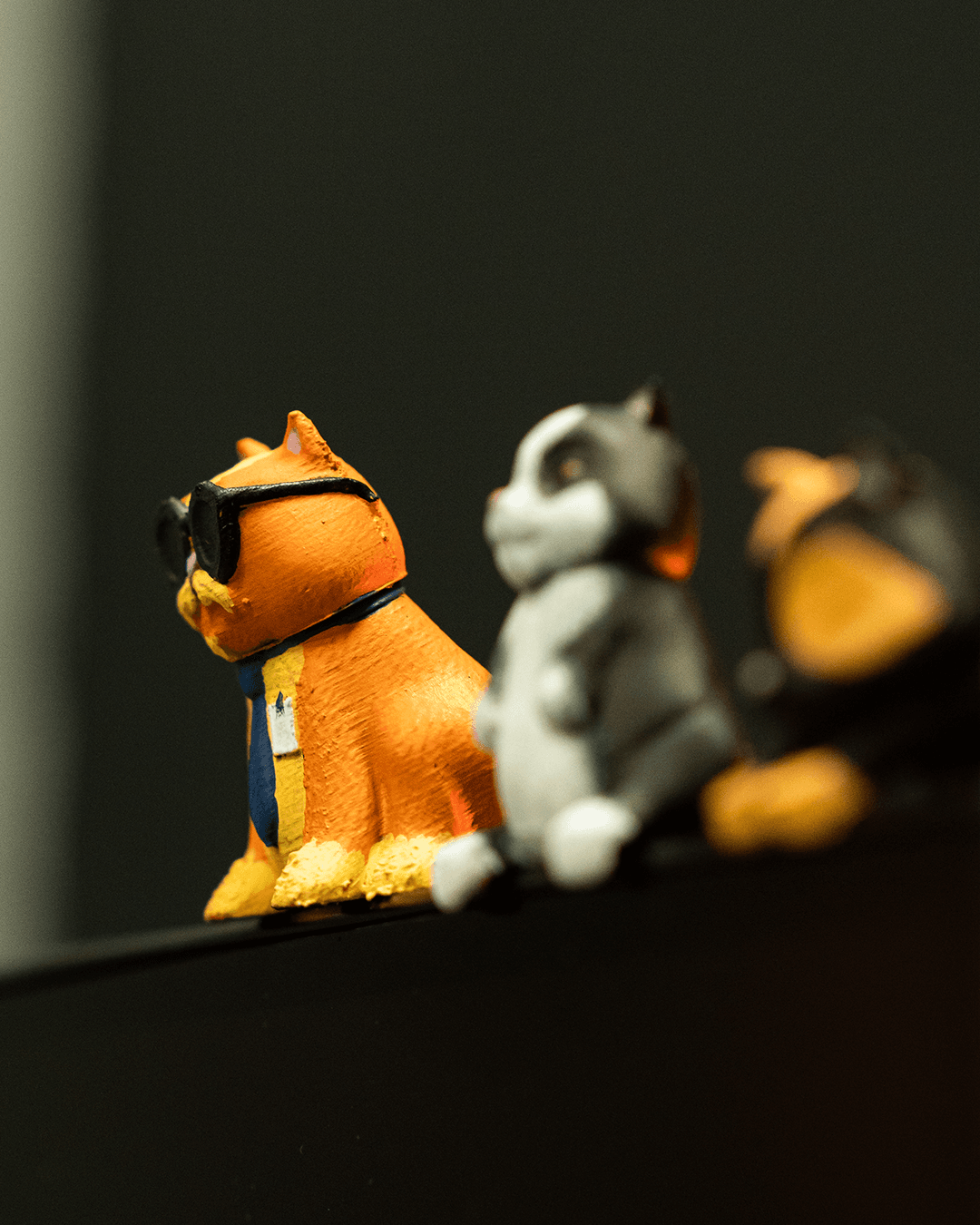 0296 - Not-That-Sneaky Cats - Monitor Figurines