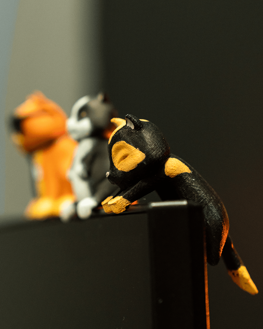 0296 - Not-That-Sneaky Cats - Monitor Figurines