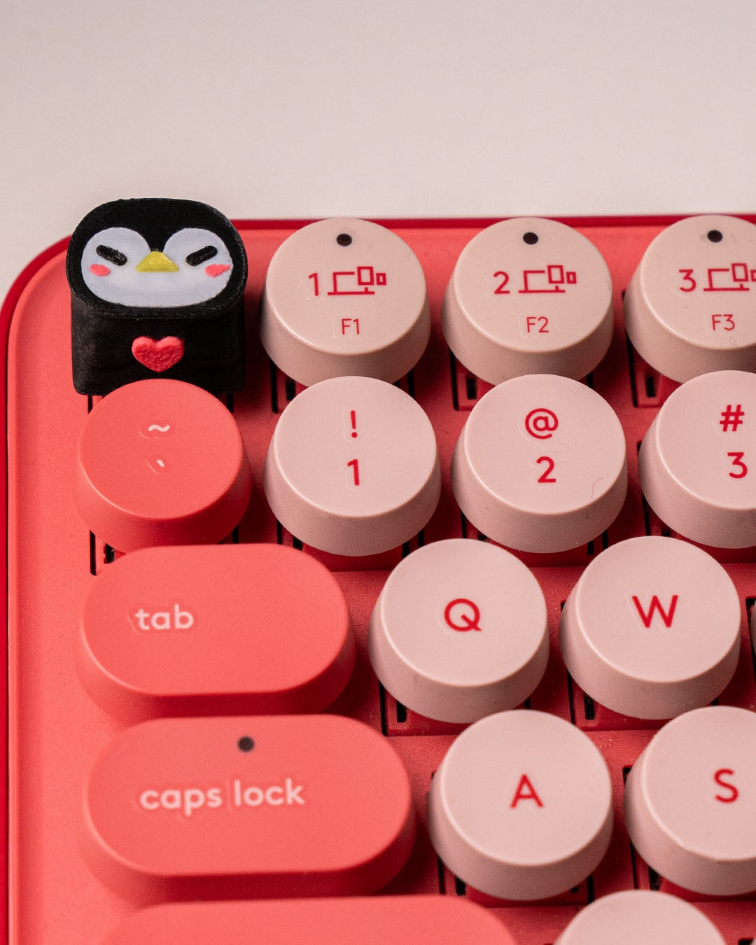 2216 - Angry Penguin Keycap