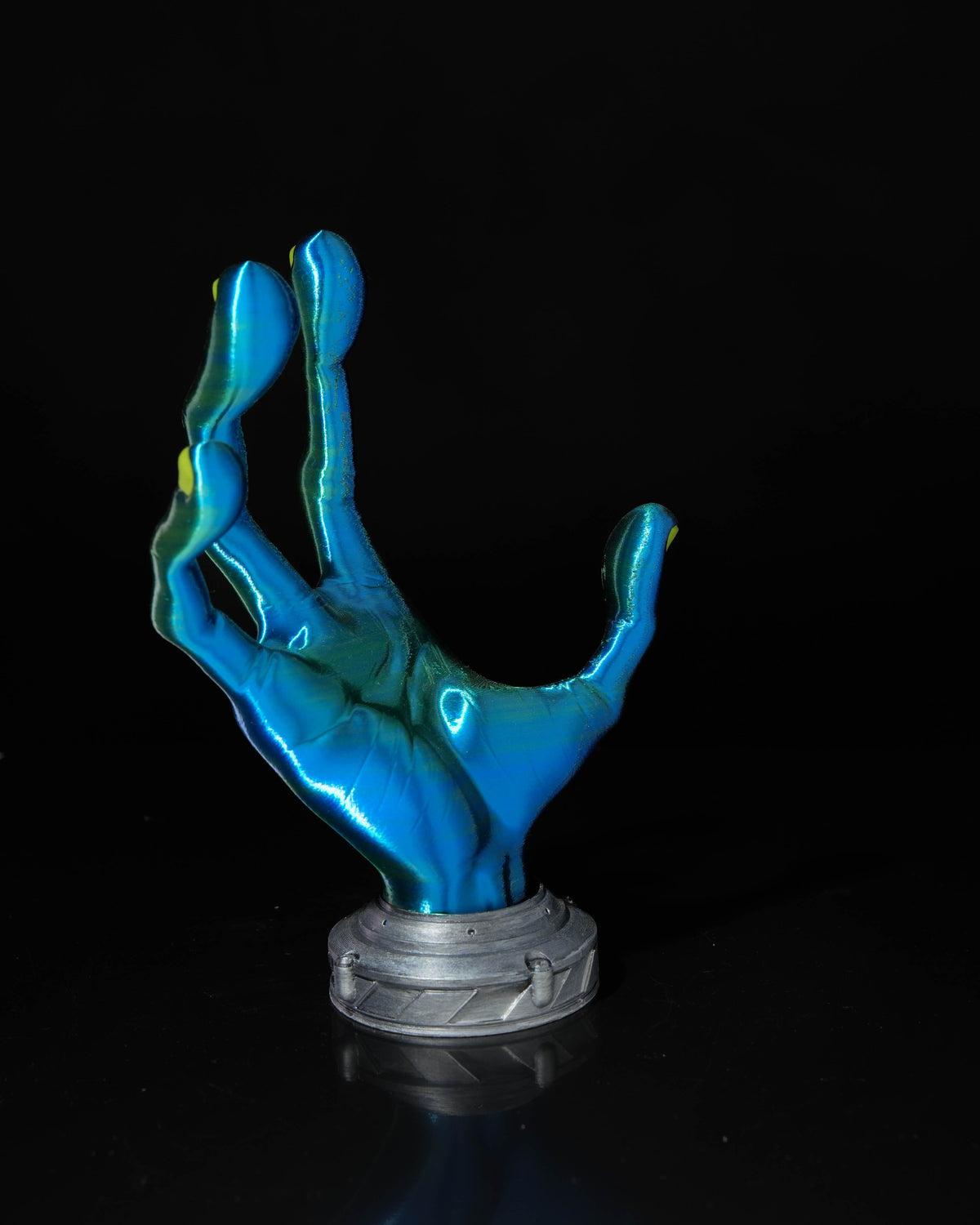 0498 - 4-Finger Alien Hand Controller Holder