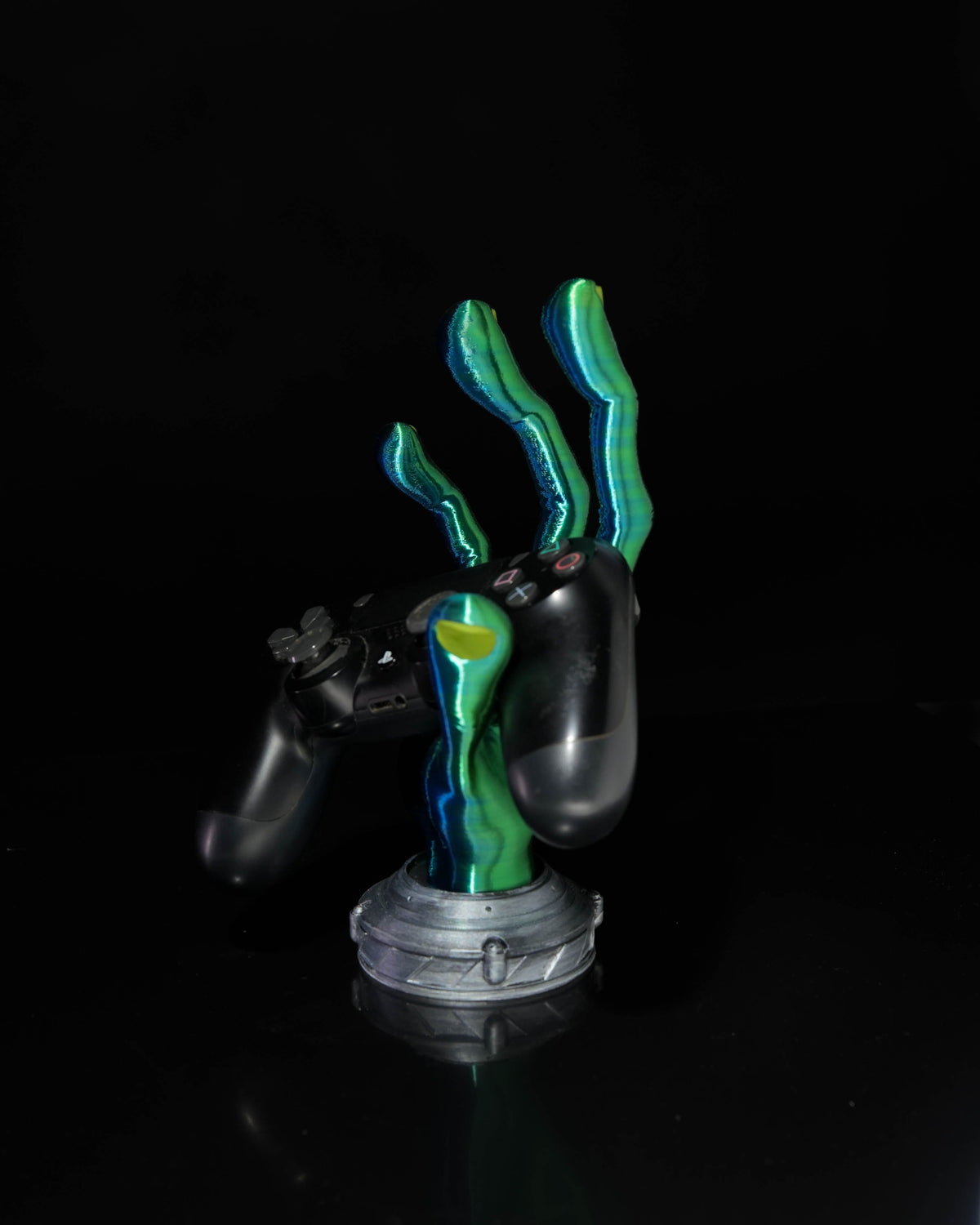 0498 - 4-Finger Alien Hand Controller Holder