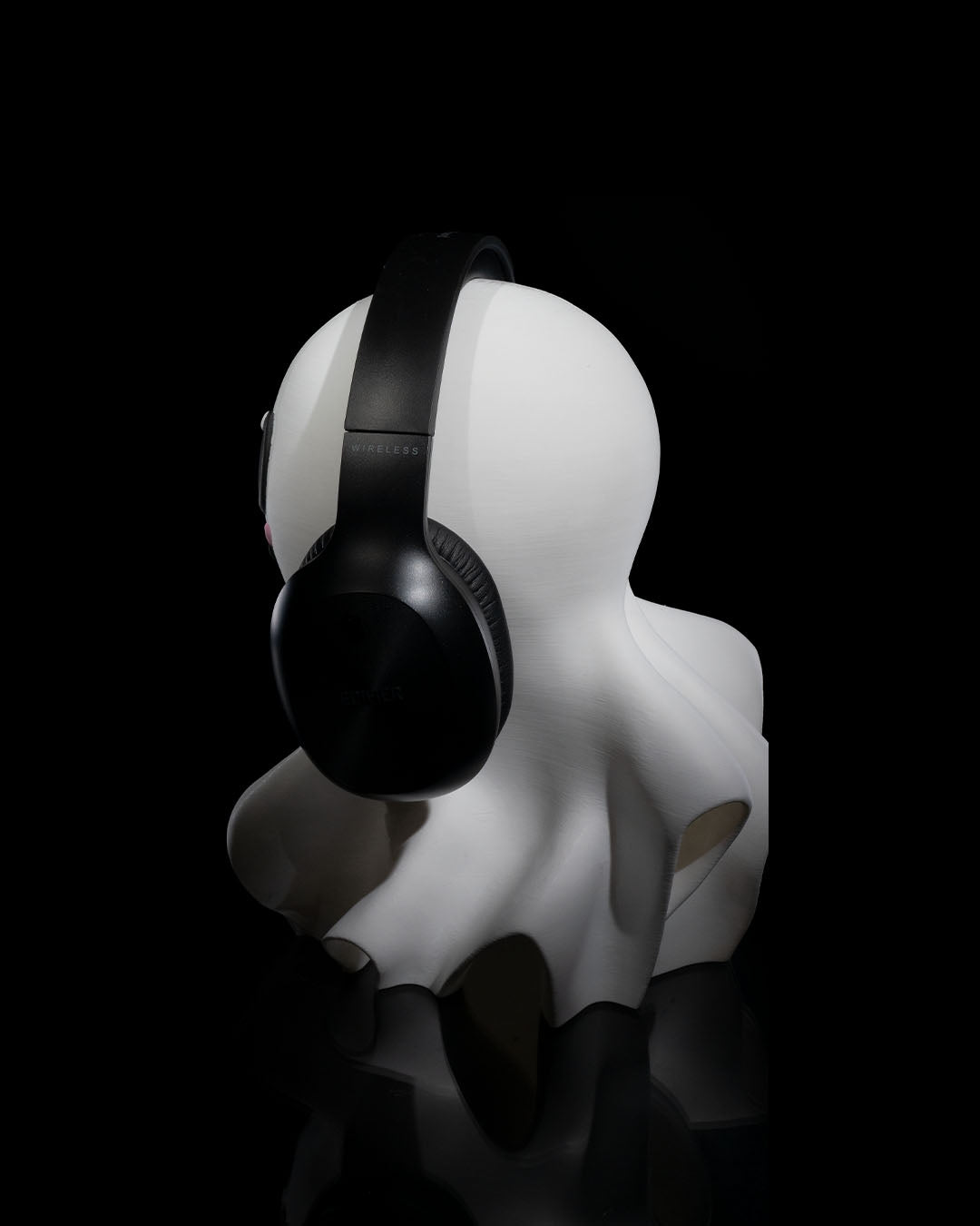 1936 - Gentle Ghost Headphone Holder