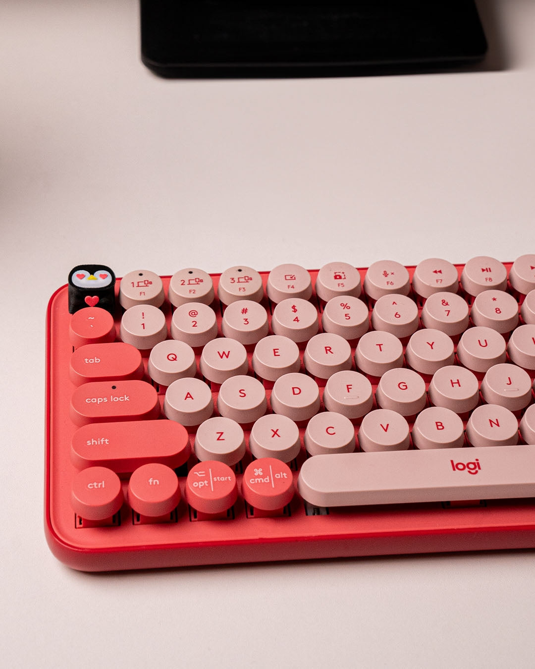 2215 - Loving Penguin Keycap