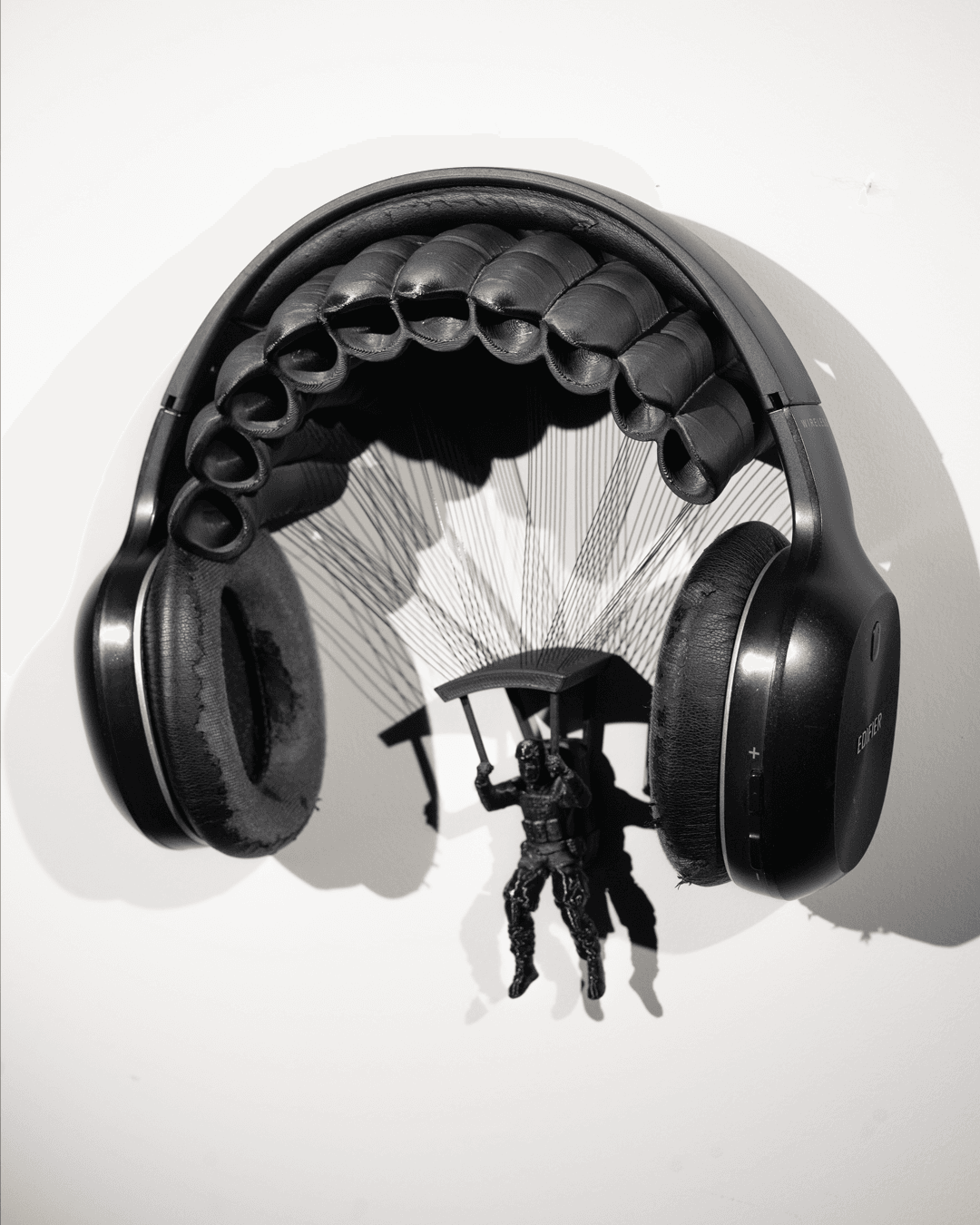 1679 - Parachuting Headphone Holder
