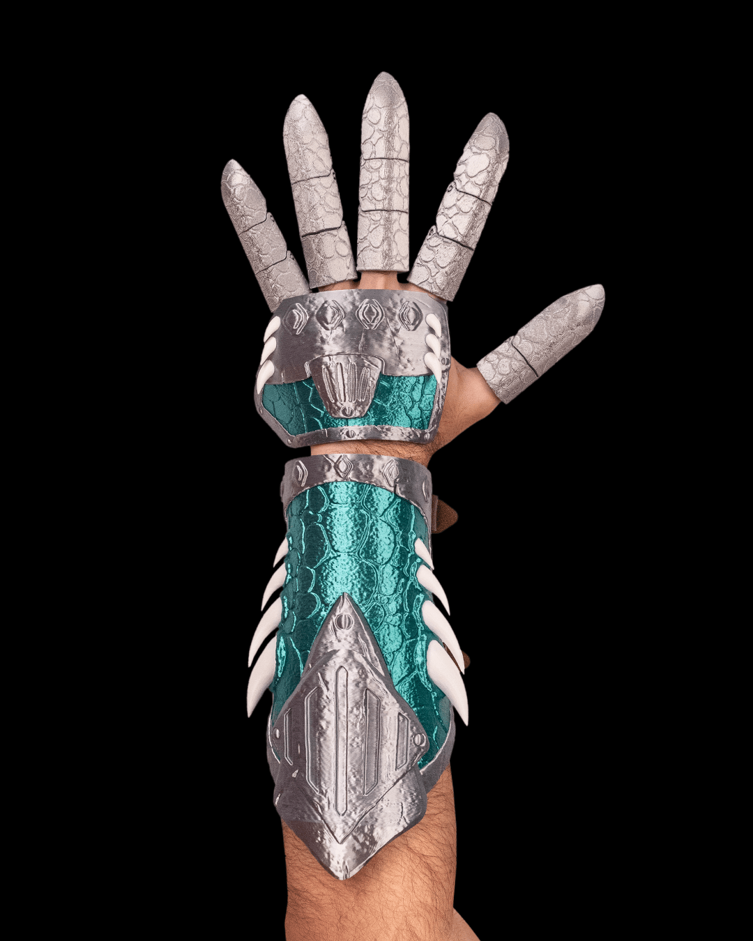 2853 - Scaled Barbarian Gauntlet and Vambrace
