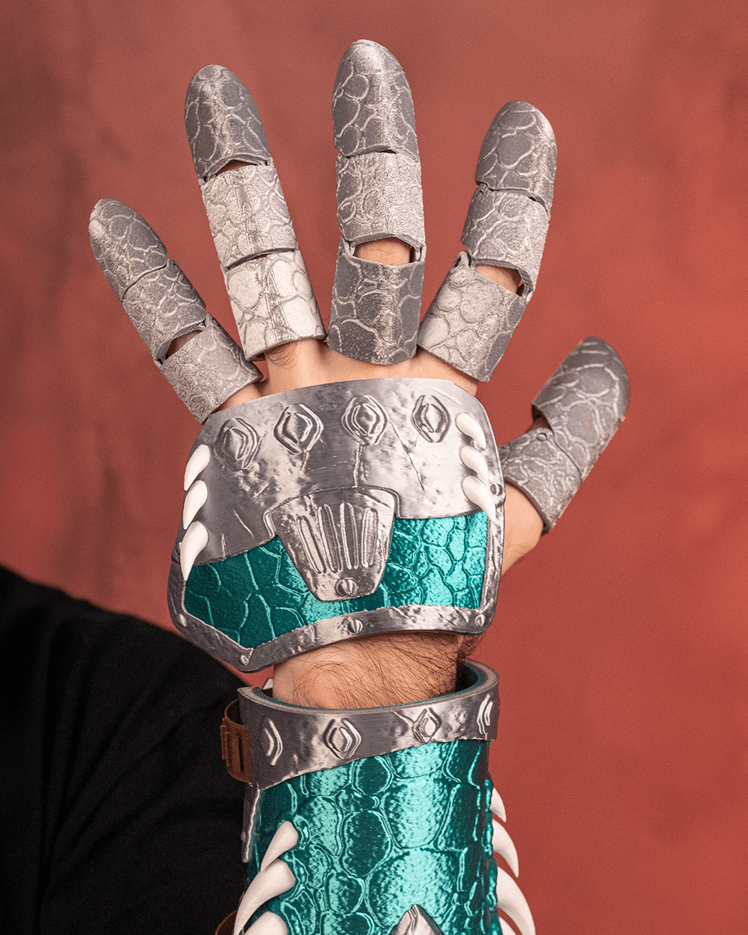 2853 - Scaled Barbarian Gauntlet and Vambrace