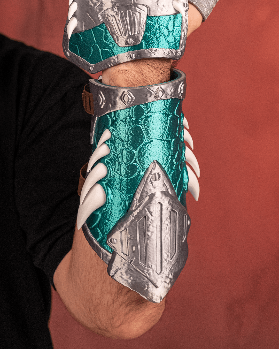 2853 - Scaled Barbarian Gauntlet and Vambrace