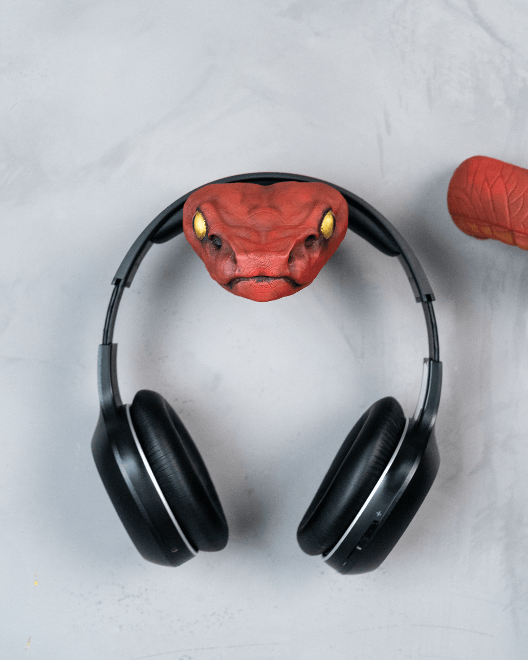 2468 - Silent Slither Controller and Headphone Holder
